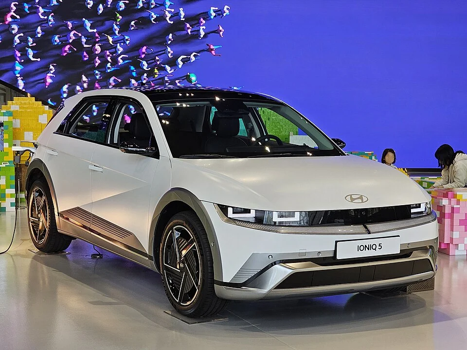 IONIQ 5 interior with flat floor and wide cabin